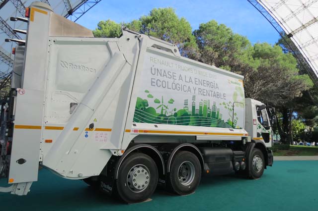 La primera unidad Renault D Wide 6X2 GNC 320 Euro 6 mostrada equipa un compactador de basuras Ros Roca.